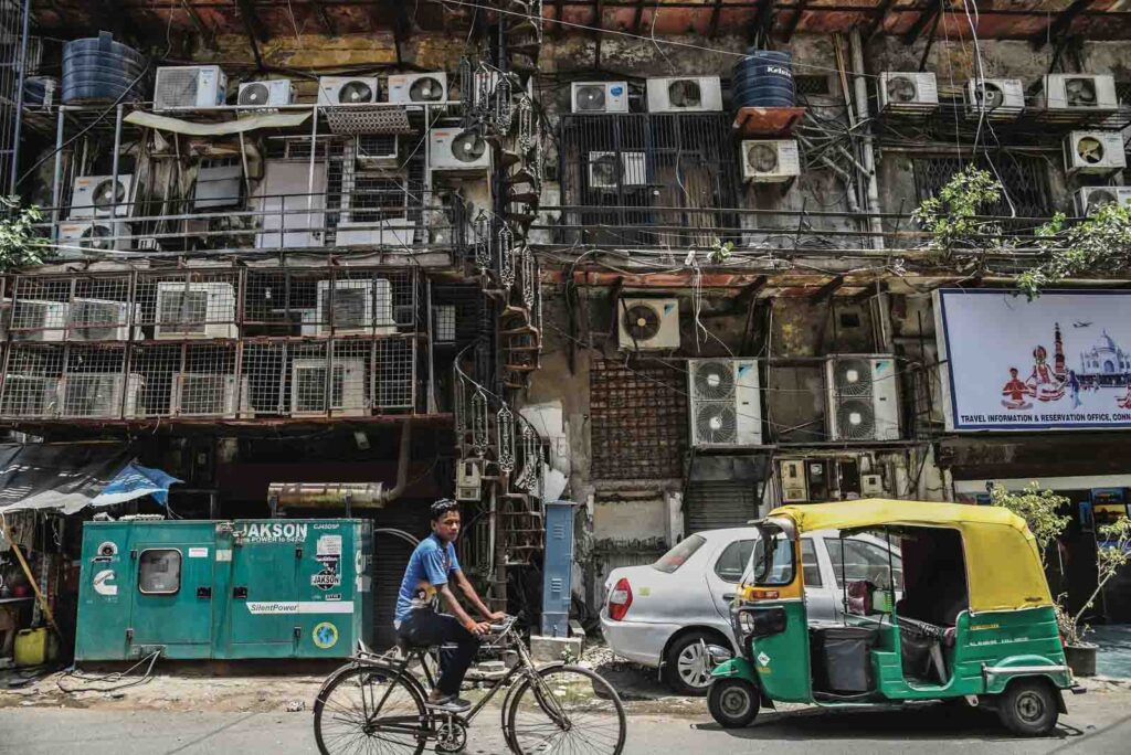 New Delhi (Inde) : des climatiseurs bardent les façades d’immeubles, pourtant moins de 11 % des foyers indiens disposent de la climatisation