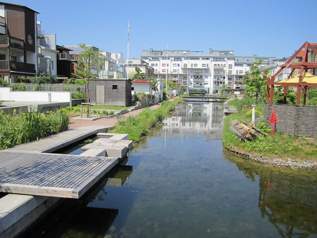 Aperçu d'une ville scandinave avec un point d'eau