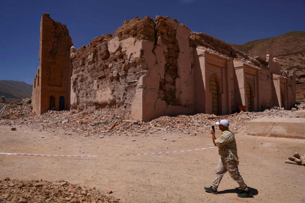 Un homme marche près de la mosquée de Tinmel, qui a été endommagée par le tremblement de terre meurtrier, à Tinmel, au Maroc, le 11 septembre 2023. REUTERS/Hannah McKay TPX IMAGES DU JOUR - RC2C63A0E810