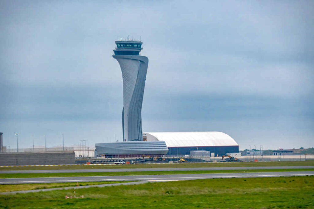 Les avions de Turkish Airlines accostent aux portes d'embarquement, nouvel aéroport d'Istanbul, Istanbul, Turquie