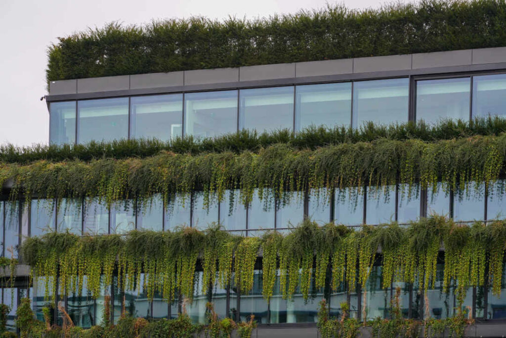 Green building at the Calwer Passage on Theodor-Heuss-Strasse in Stuttgart - With around 11,000 plants on the ecologically green facade and 40 trees on the terrace areas, the Calwer Passage is making a sustainable contribution to a better urban climate in