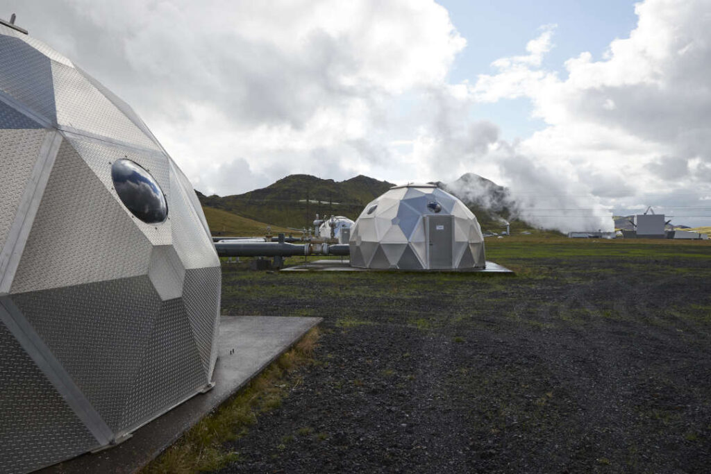 Des nacelles, exploitées par Carbfix, contenant une technologie de stockage souterrain du dioxyde de carbone, à Hellisheidi, en Islande, le mardi 7 septembre 2021. Les startups Climeworks AG et Carbfix travaillent ensemble pour stocker le dioxyde de carbone extrait de l'air dans les profondeurs du sol afin d'inverser les effets néfastes des émissions de CO2 sur la planète. Photographe : Arnaldur Halldorsson/Bloomberg via Getty Images