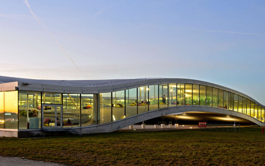Abends am Rolex Learning Center, Ecole polytechnique fédérale de Lausanne, EPFL, Lausanne, Schweiz