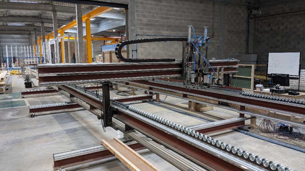 Cette cadreuse de mur ossature bois de la City Factory de Vestack à Saint-Germain Laval (77) n’est pas programmée pour suivre une séquence fixe. Alimentée par des algorithmes issus de l’IA, elle est capable de déterminer ses actions en temps réel en fonction de l’élément à assembler.