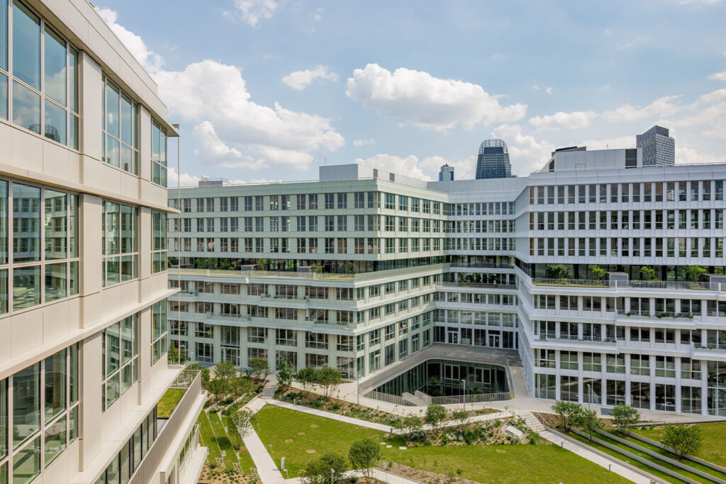 Façade vitrée du Campus Engie illustrant l'utilisation de vitrages sélectifs adaptés à l'orientation du bâtiment.