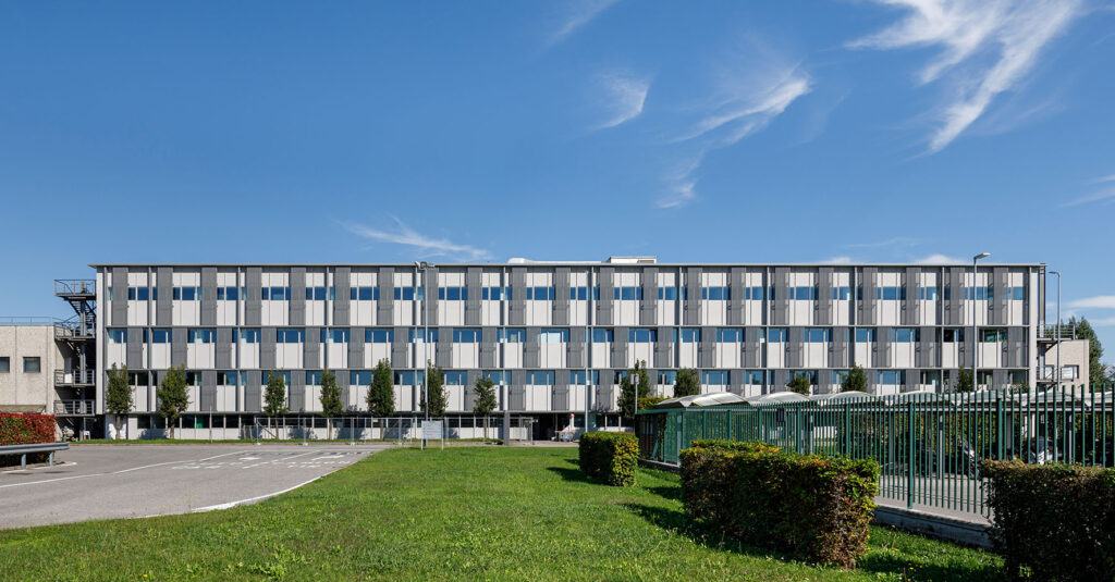 Siège Schneider Electric à Stezzano rénové avec un verre de contrôle solaire à faible empreinte carbone.